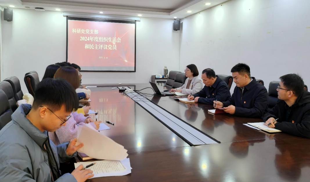 图片包含 人, 室内, 桌子, 天花板AI 生成的内容可能不正确。