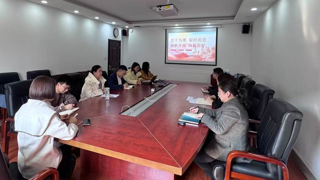 办公室里的椅子上AI 生成的内容可能不正确。