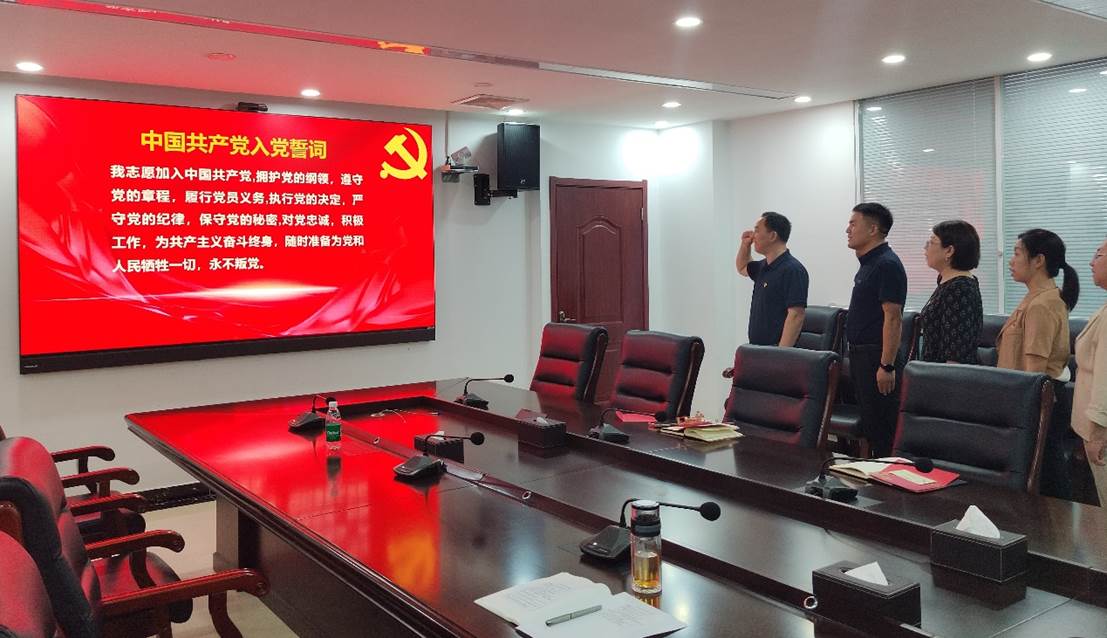 人们在看台上的人在房间里中度可信度描述已自动生成